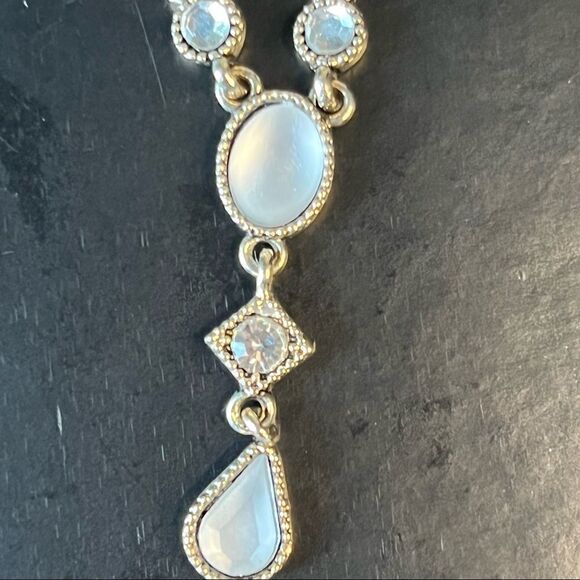 AVON Pretty Pearlesque White ‘Y’ Necklace With Leverback Tear Drop Earrings Set - Picture 4 of 8